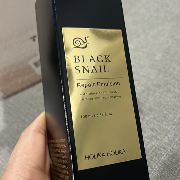 Holika Holika (ホリカホリカ) Prime Youth Black Snail Repair Emulsion 🐌 - Picture 2 of 12